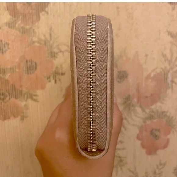 Gucci Metallic Mauve GG Zip Wallet with Gold Logo - Picture 5 of 8